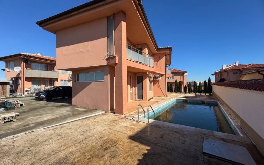 Дом с бассейном и парковкой в Равде ID: 85429