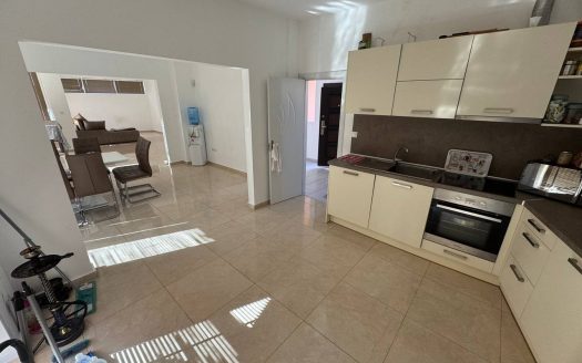 Дом с бассейном и парковкой в Равде ID: 85429