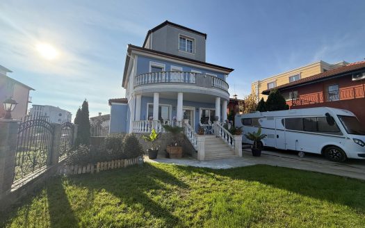 Триповерхова вілла біля моря в Равді ID: 99422