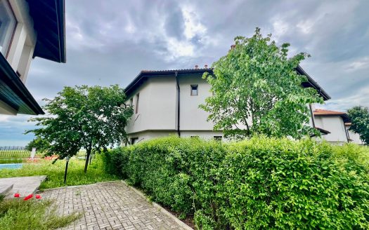 Двухэтажный дом с бассейном в Floral Meadows, Ахелой ID: 99326